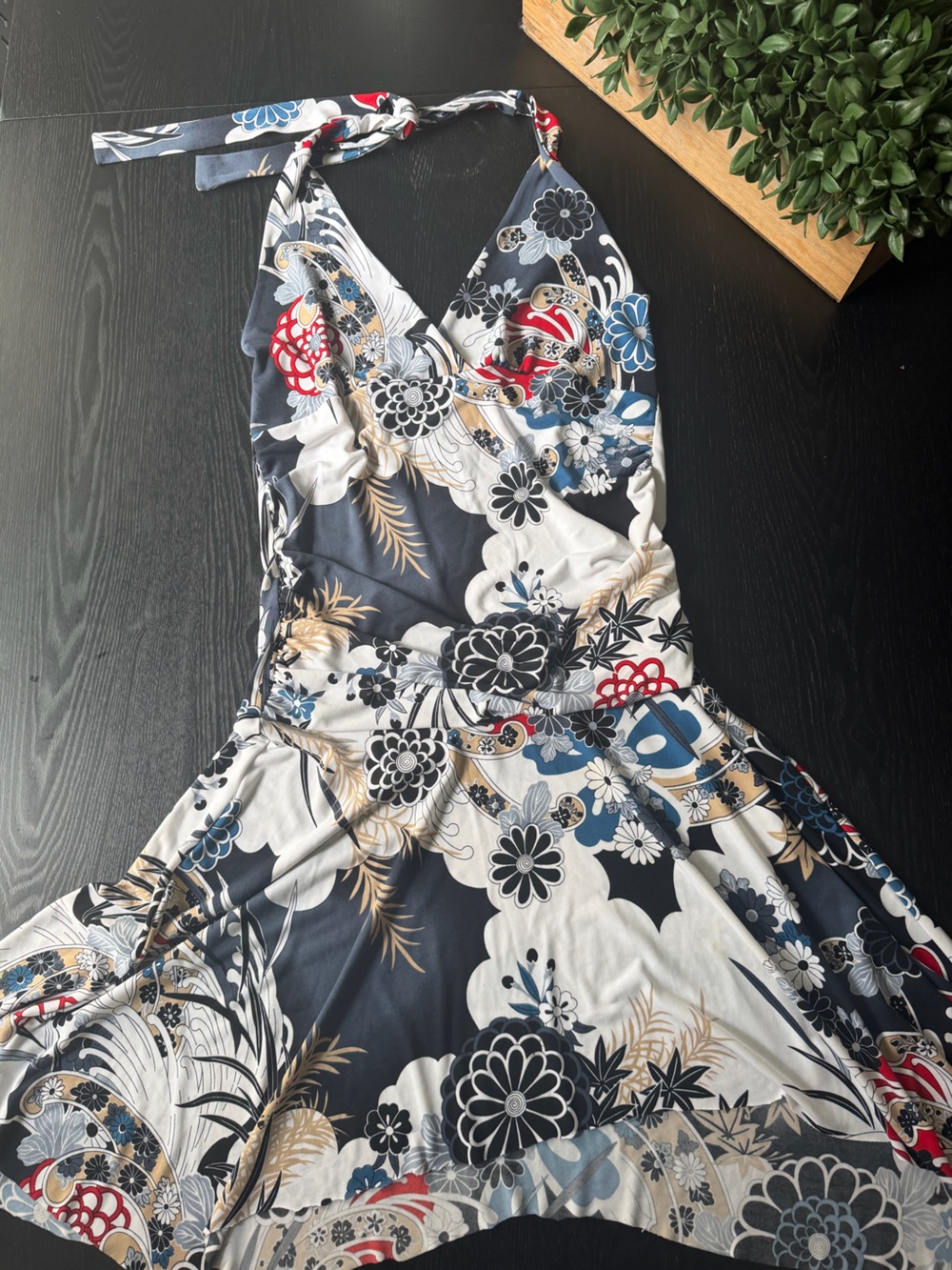 Floral Printed Wrap Dress in Navy, White, Black, Gold Size Medium
